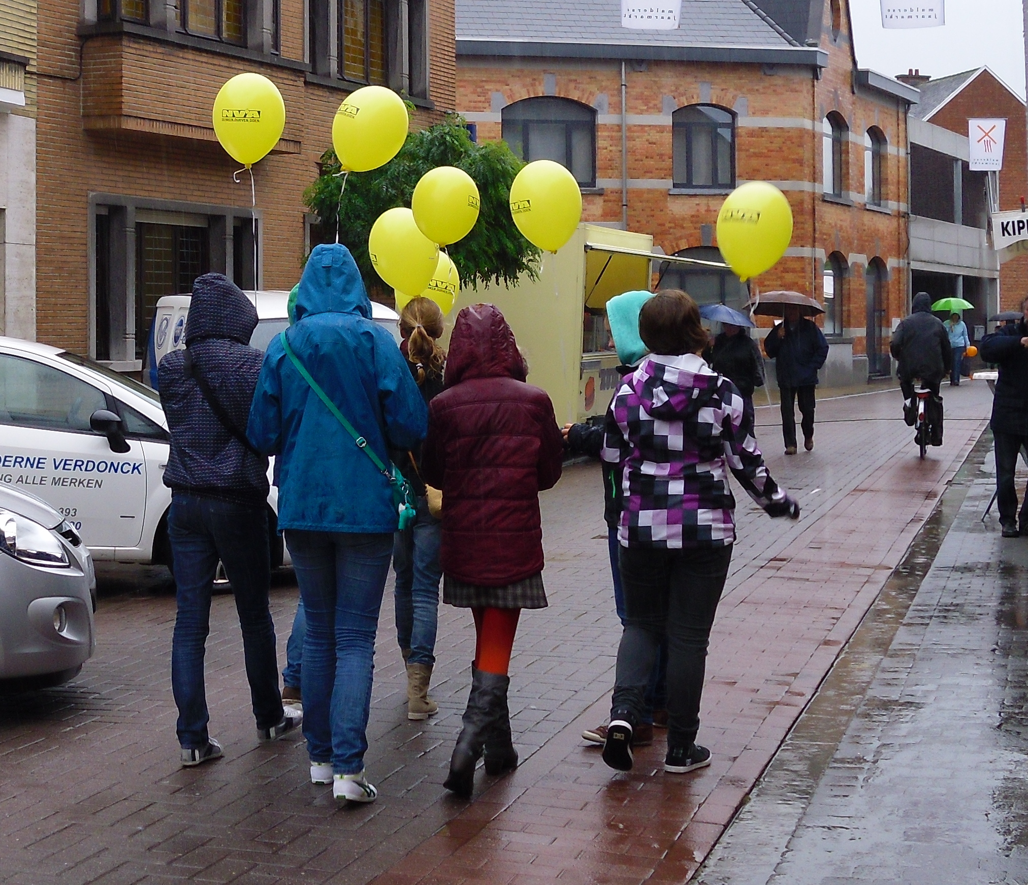 Kinderen met gele ballonnen