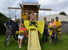 de bestuursleden poseren met gele bril voor de ronde om rozen te gaan uitdelen