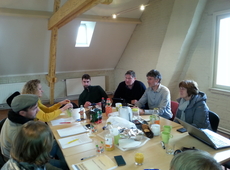 de bestuursleden aan de vergadertafel