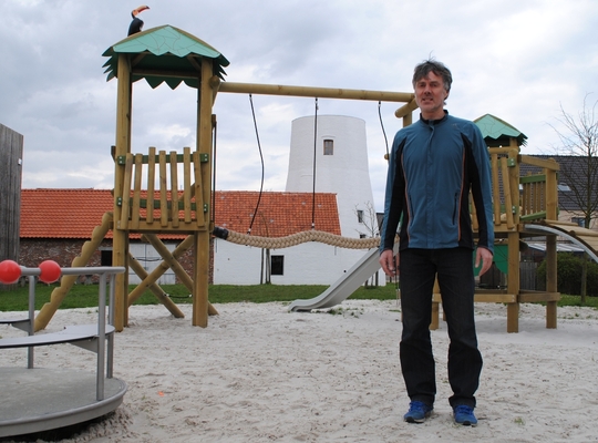 schepenn van Jeugd Jan Jacobs in Opstal bij nieuwe speeltuigen
