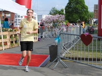 Jonas De Smedt loopt over de rode loper in Opstal