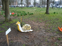 narcissen in bloei achter de slak