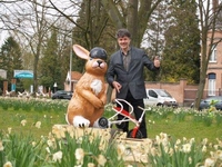 Fietsende schepen kijkt goedkeurend toe